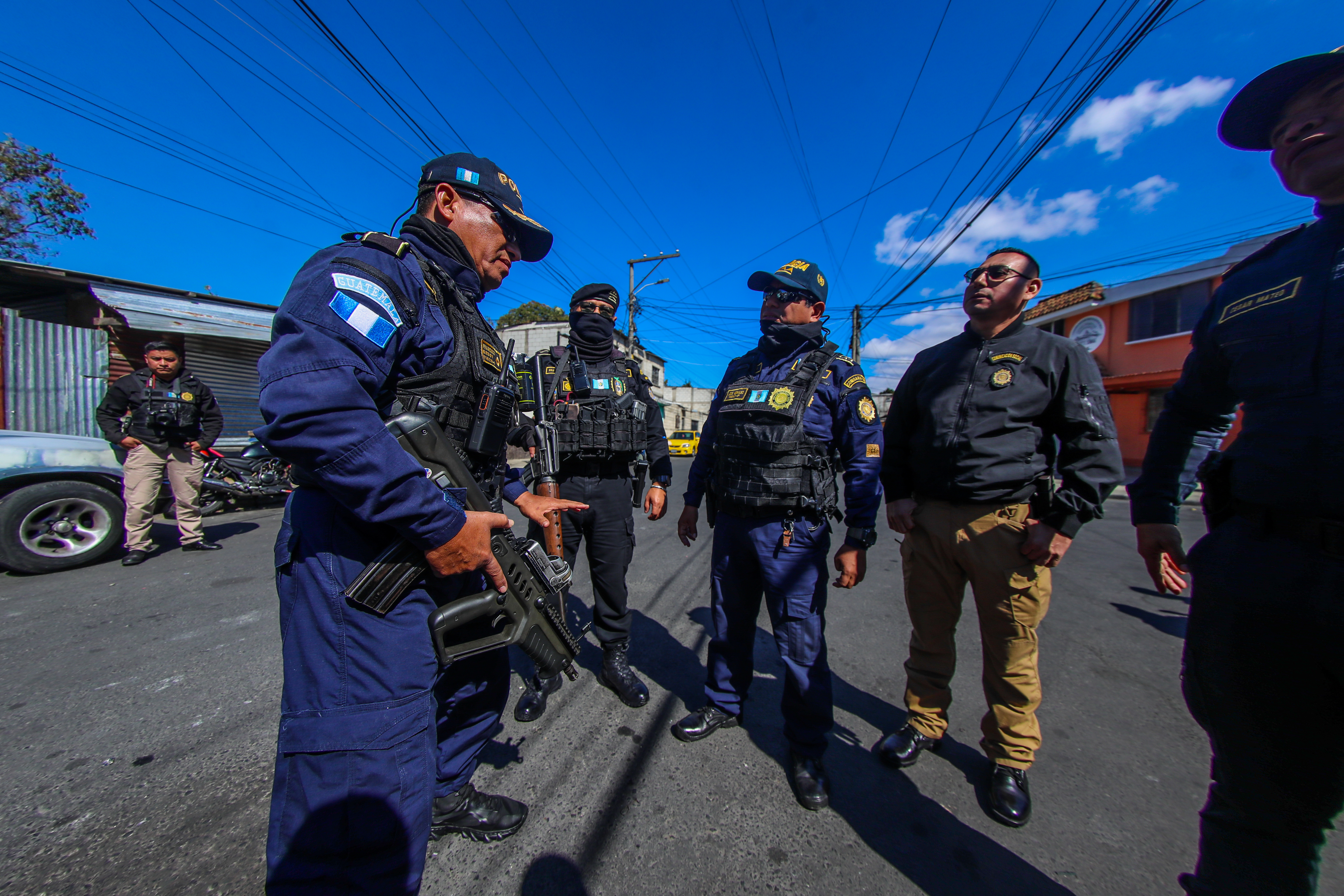 PNC, OPERACIONES. Se acompa a varios agentes de la PNC durante una operacin en el Asentamiento Luz de Cristo y La Isla, zona 12 de Villa Nueva, donde se inspeccion varios inmuebles que han sido utilizados por pandillas para cometer actos delictivos como asesinatos y secuestros, como tambin, actos de iniciacin de los mismos pandilleros.

Juan Diego Gonzlez.  060226