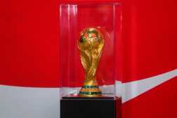 COPA DEL MUNDO, COCA COLA. El Tour de la Copa del Mundo patrocinado por Coca Cola inici en Guatemala, en este da, se desvel la Copa del Mundo para que cualquier guatemalteco pueda apreciarla. La experiencia incluye la visualizacin de videos de selecciones campeonas del mundo, pelotas utilizadas en los mundiales, una coleccin de camisolas con diseos novedosos por parte de Coca Cola y la Copa del Mundo. En imagen, momento en que se muestra la Copa del Mundo. Copa del Mundo.

Juan Diego Gonzlez.  130226