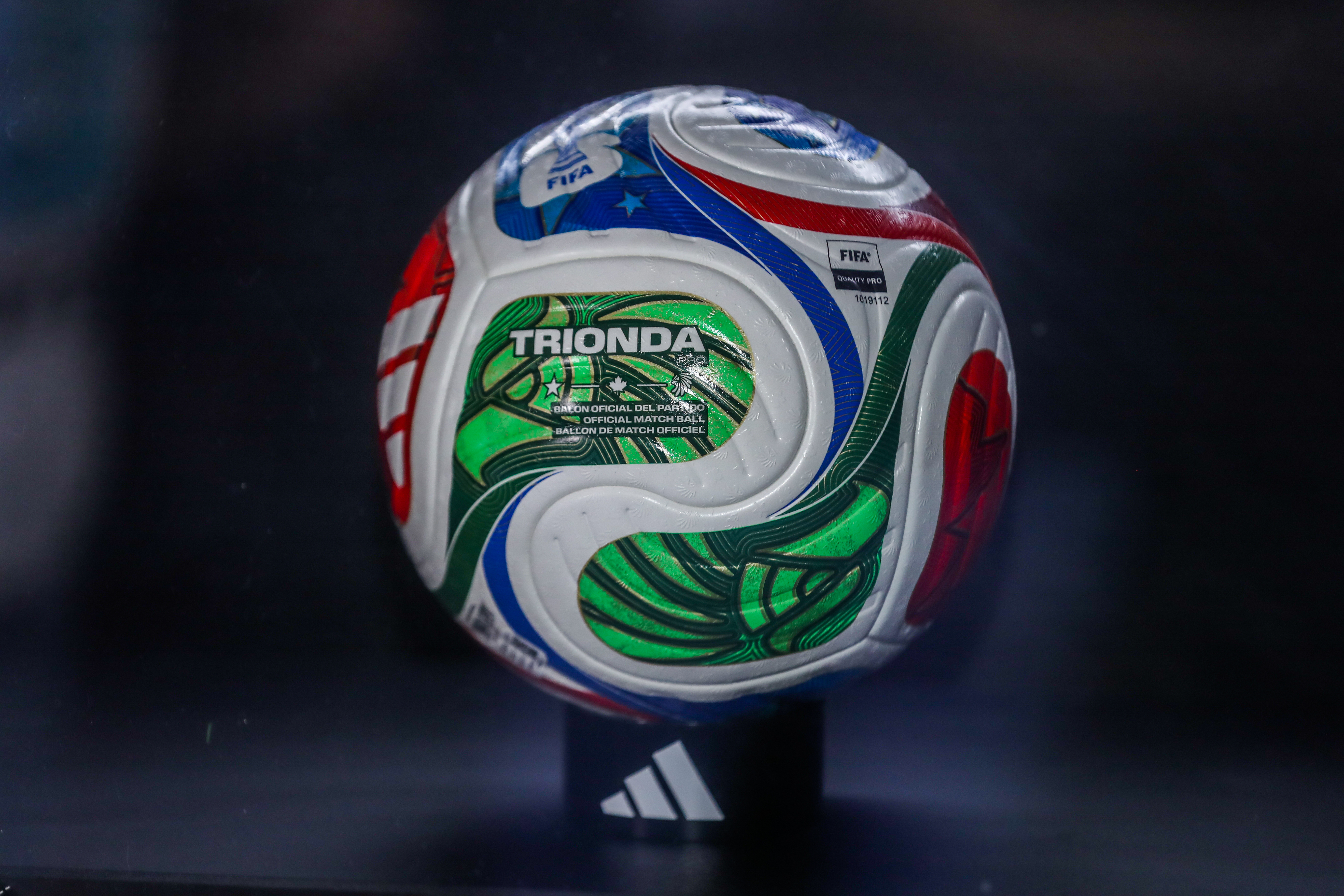 En este Mundial de la FIFA 2026 se jugará el Adidas Trionda. El nombre hace referencia a los tres países sedes del mundial, el diseño cuenta con tres colores y dibujos; rojo con una hoja de arce; verde con un águila real; y, azul con una estrella. (Foto Prensa Libre: Juan Diego González) 
