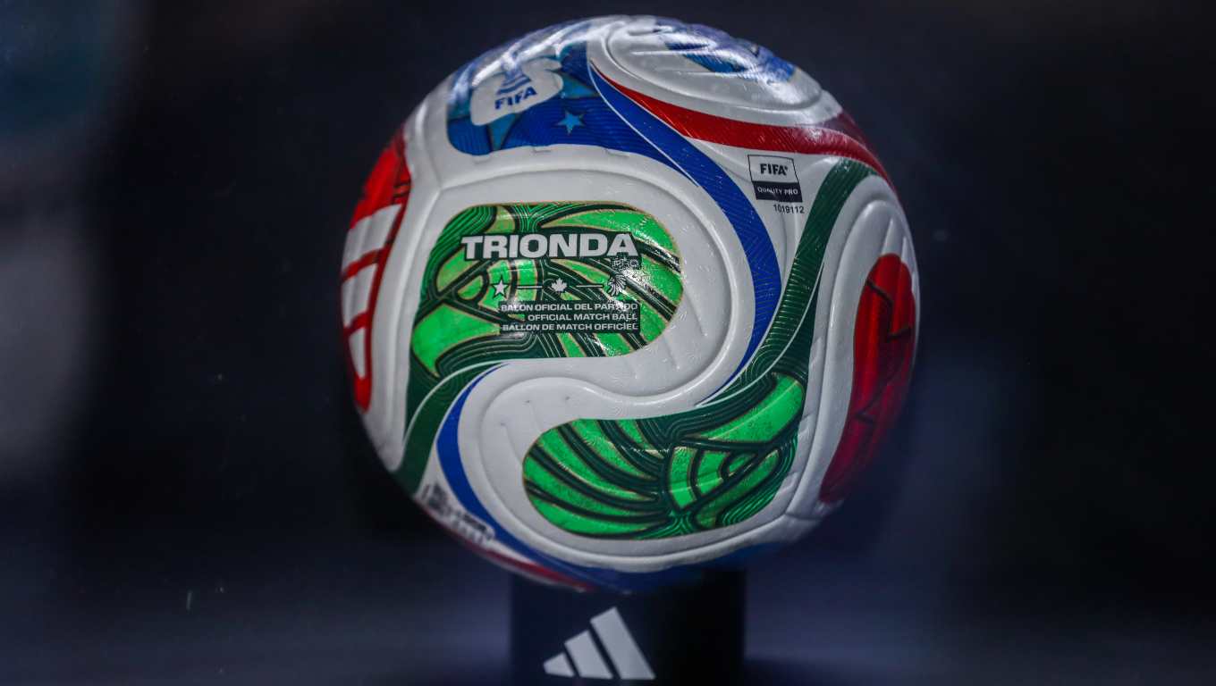 En este Mundial de la FIFA 2026 se jugará el Adidas Trionda. El nombre hace referencia a los tres países sedes del mundial, el diseño cuenta con tres colores y dibujos; rojo con una hoja de arce; verde con un águila real; y, azul con una estrella. (Foto Prensa Libre: Juan Diego González)