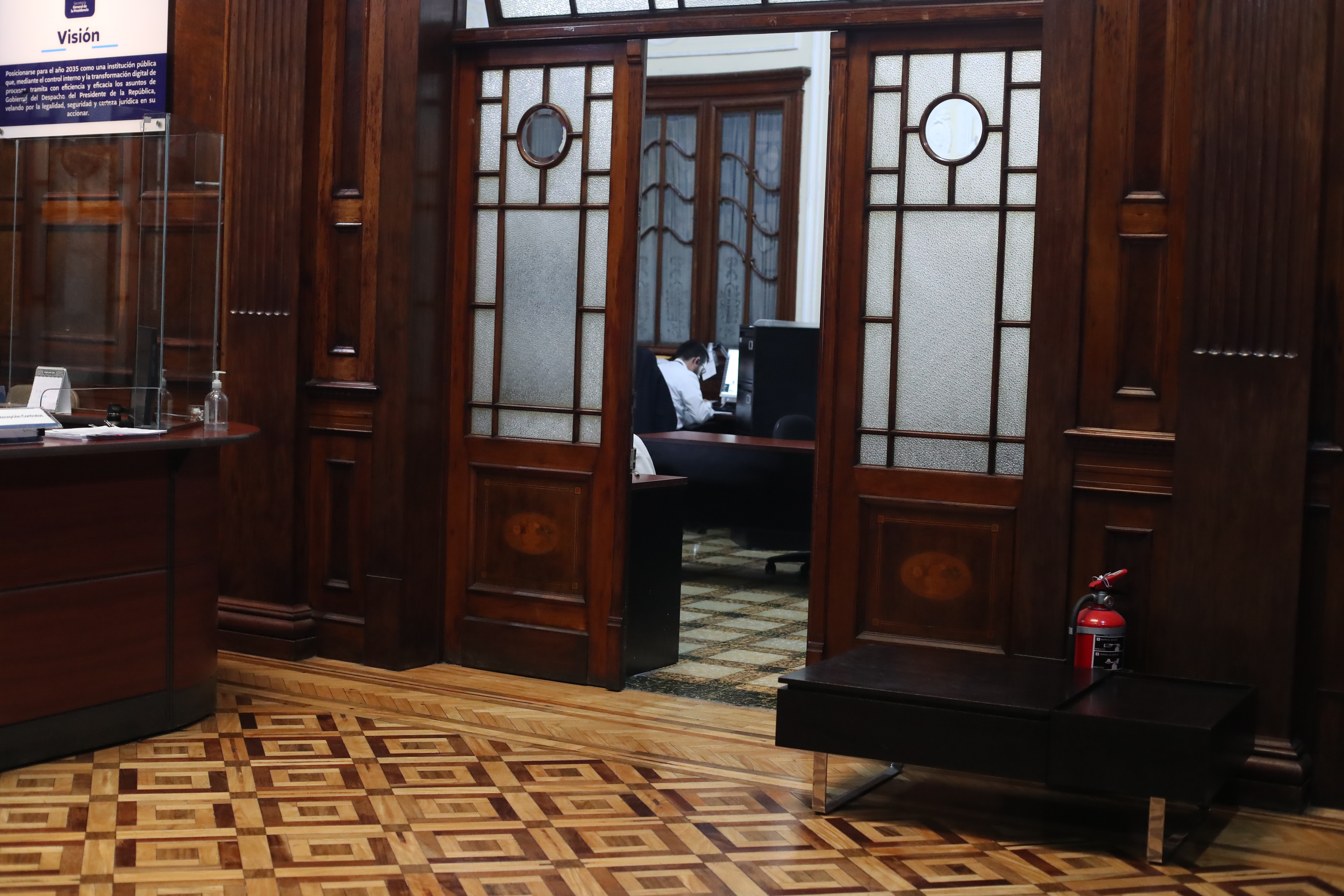 MAGISTRADOS A LA CC, PRESIDENCIA. Esta semana se estarn recibiendo carpetas de parte de quienes quieran ser candidatos a ser Magistrado titular y suplente en la Corte de Constitucionalidad por parte de la Presidencia. En la imagen, lugar en la Secretara de la Presidencia donde se debe ir a dejar la papelera.

Juan Diego Gonzlez.  160226