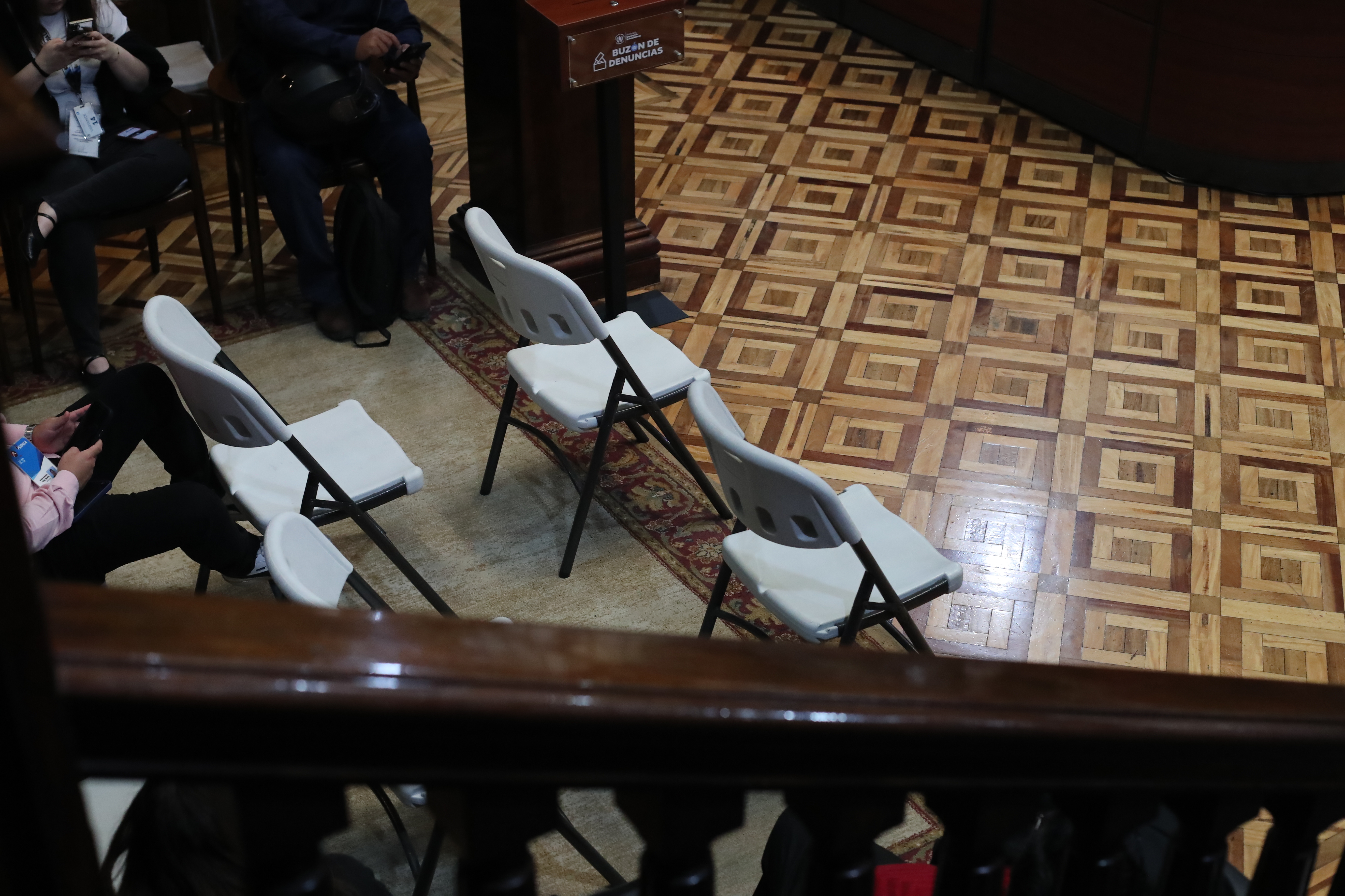 MAGISTRADOS A LA CC, PRESIDENCIA. Esta semana se estarn recibiendo carpetas de parte de quienes quieran ser candidatos a ser Magistrado titular y suplente en la Corte de Constitucionalidad por parte de la Presidencia. En la imagen, lugar en la Secretara de la Presidencia donde se debe ir a dejar la papelera.

Juan Diego Gonzlez.  160226