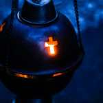 Abriendo paso de las diferentes andas, una nube aromática de incienso simboliza oración y purificación, anuncia el paso procesional por las calles del Centro Histórico. (Foto Prensa Libre: Juan Diego González)