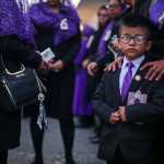 Un pequeño cucurucho, con el morado clásico y tradicional de la Cuaresma, a la espera del paso procesional. (Foto Prensa Libre: Juan Diego González)