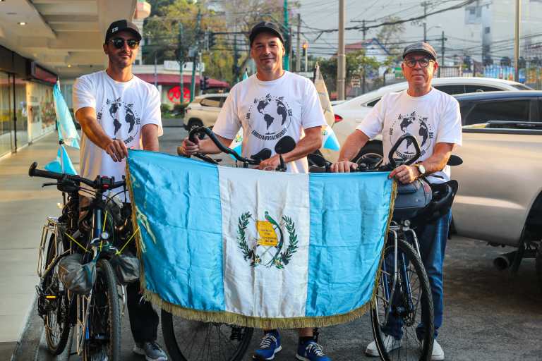 De Argentina a Guatemala en bicicleta, tres amigos recorren 17 países rumbo al Mundial 2