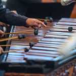DêA NACIONAL DE LA MARIMBA. Se lleva a cabo la 19 Celebracin del Da Nacional de la Marimba, smbolo e instrumento nacional, en inmediaciones del Parque Central. La jornada estuvo acompaada por la interpretacin de destacadas agrupaciones nacionales como: La Marimba Femenina de Concierto IxoqibÕ AjqÕojomabÕ, el Cuarteto Primavera y el Quinteto Xocomil, quienes ofrecieron un repertorio que llen de meloda y tradicin la Plaza de la Constitucin. Por la maana tuvieron participacin la Marimba del Conservatorio Nacional de Msica ÒGermn AlcntaraÓ, la Marimba de Concierto del Instituto Guatemalteco de Turismo, la Marimba Maderas de mi Tierra y la Marimba Guatemala del Ballet Moderno y Folklrico. En la imagen, festival de la marimba y asistentes.
Juan Diego Gonzlez. 200226