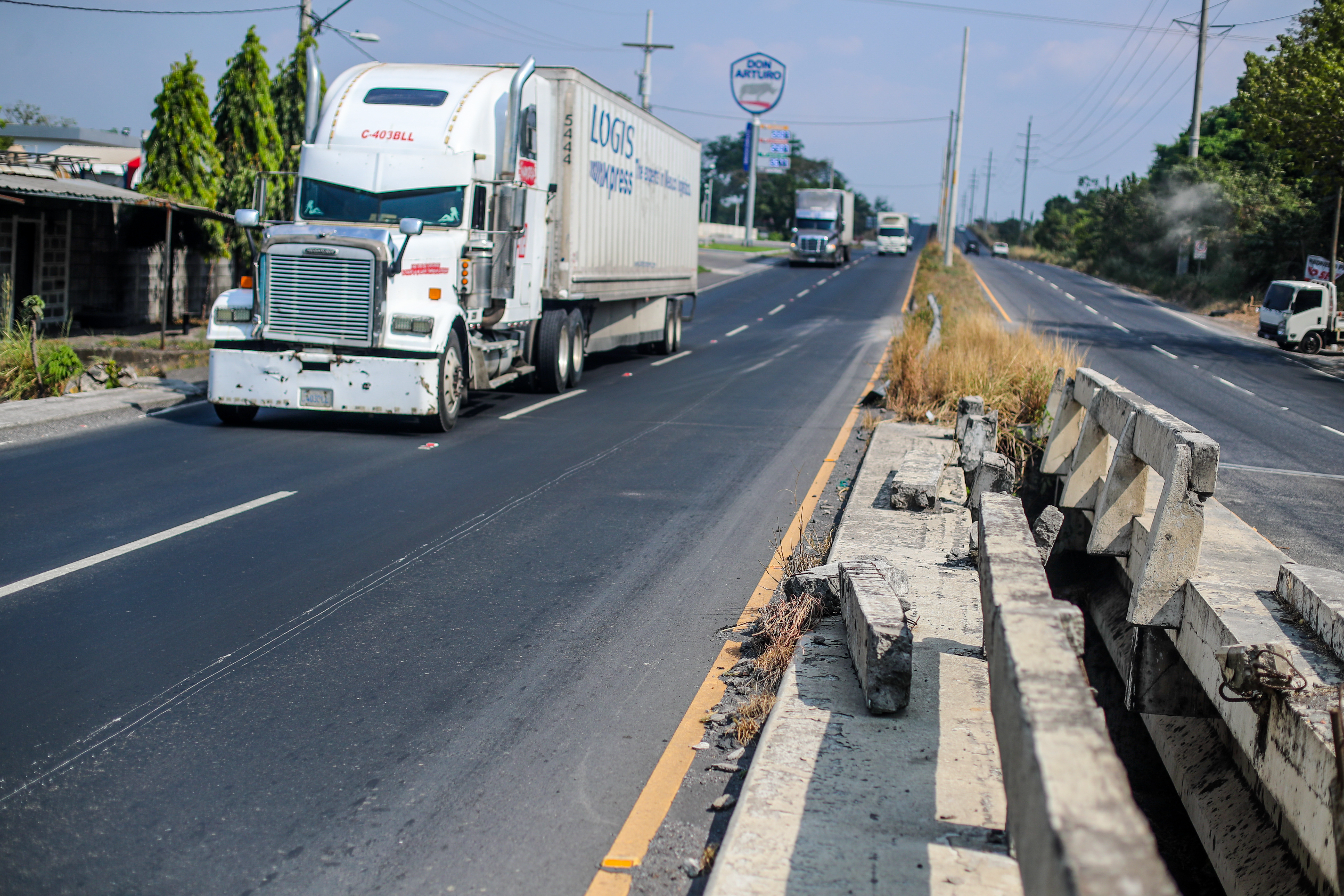GNSD, INFRAESTRUCTURA CARRETERAS. Se visit la carretera CA-2 para graficar puntos de peligro para el peatn y automovilistas usuarios de la carretera. En la imagen, puente en la CA-2 jurisdiccin de Santa Luca Cotzumalguapa en mal estado.

Juan Diego Gonzlez.  230226