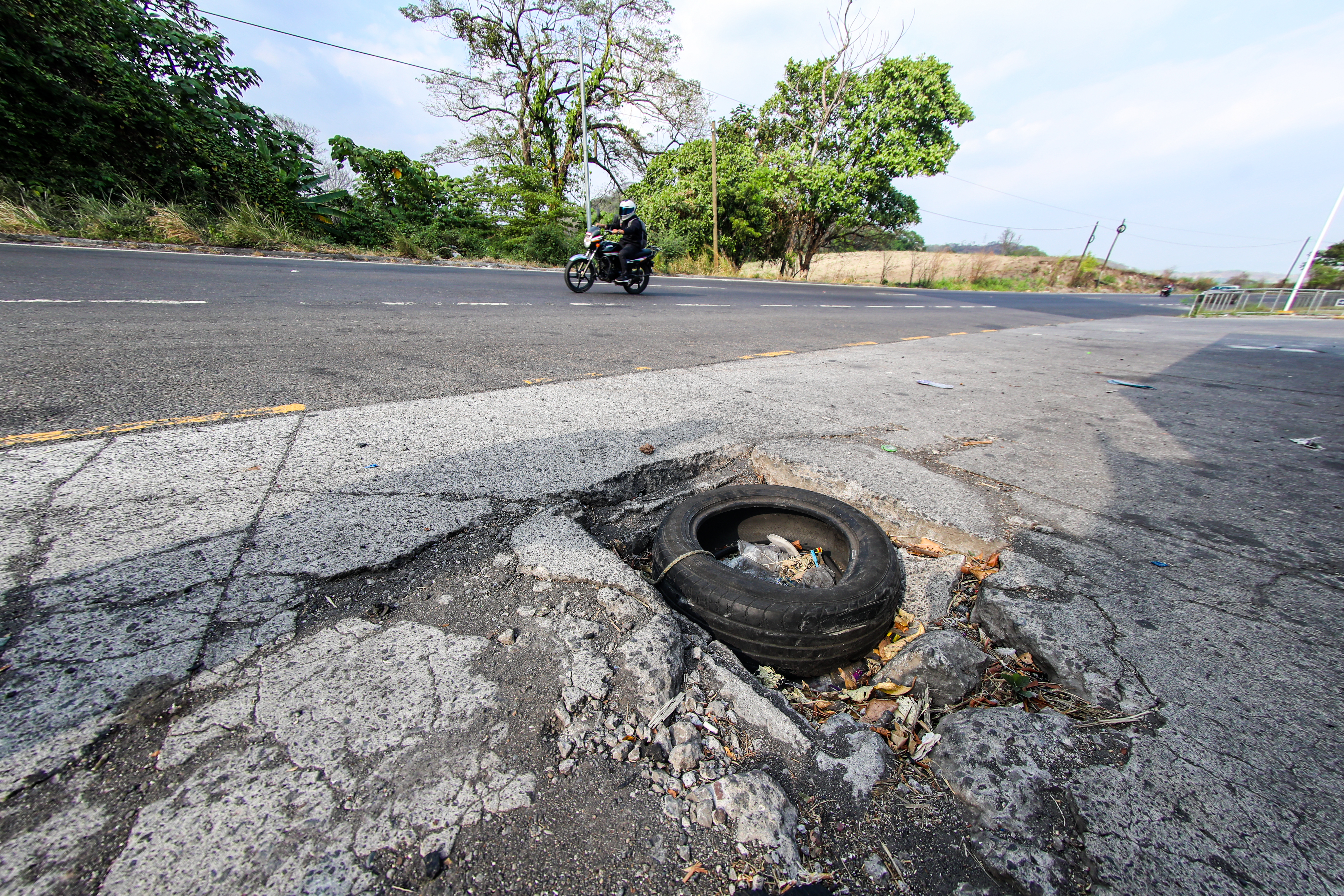 GNSD, INFRAESTRUCTURA CARRETERAS. Se visit la carretera CA-2 para graficar puntos de peligro para el peatn y automovilistas usuarios de la carretera. En la imagen, obstculos y ventas informales a la orilla de la carretera CA-2 juridiccin de Santa Luca Cotzumalguapa.

Juan Diego Gonzlez.  230226