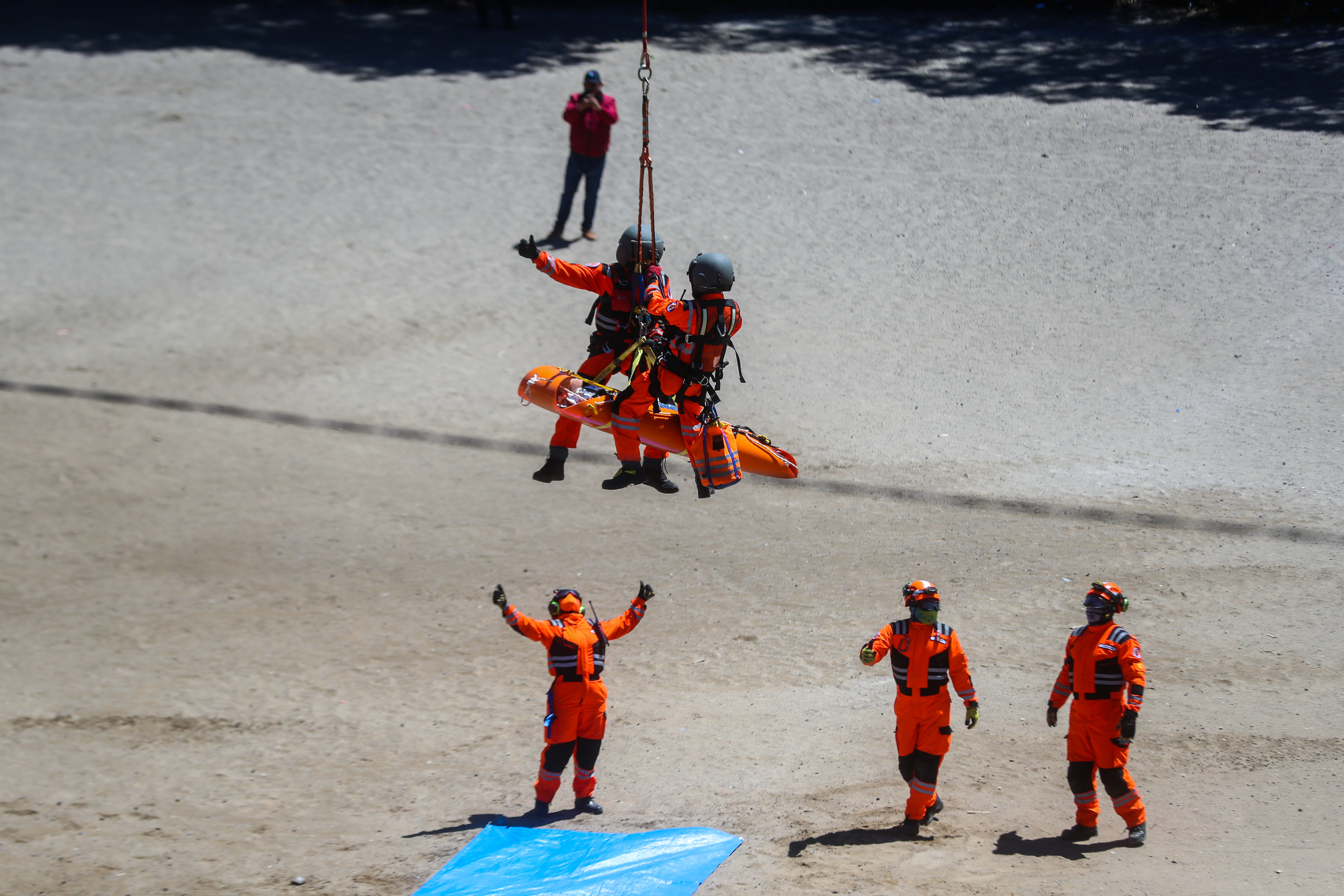 SIMULACRO, CONMEMORACIîN DEL TERREMOTO. En el 50 aniversario del terremoto de 1976, se realiz un "mega simulacro" entre varias dependencias como la municipalidad de Guatemala, bomberos voluntarios, bomberos municipales, cruz roja, PNC, Ejrcito de Guatemala, Conred, Insivumeh. En la imagen, en el campo de futbol "La Palangana" en la zona 7 capitalina se llev a cabo un ejercicio de rescate areo de una persona herida derivada de un terremoto.

Juan Diego Gonzlez.  240226