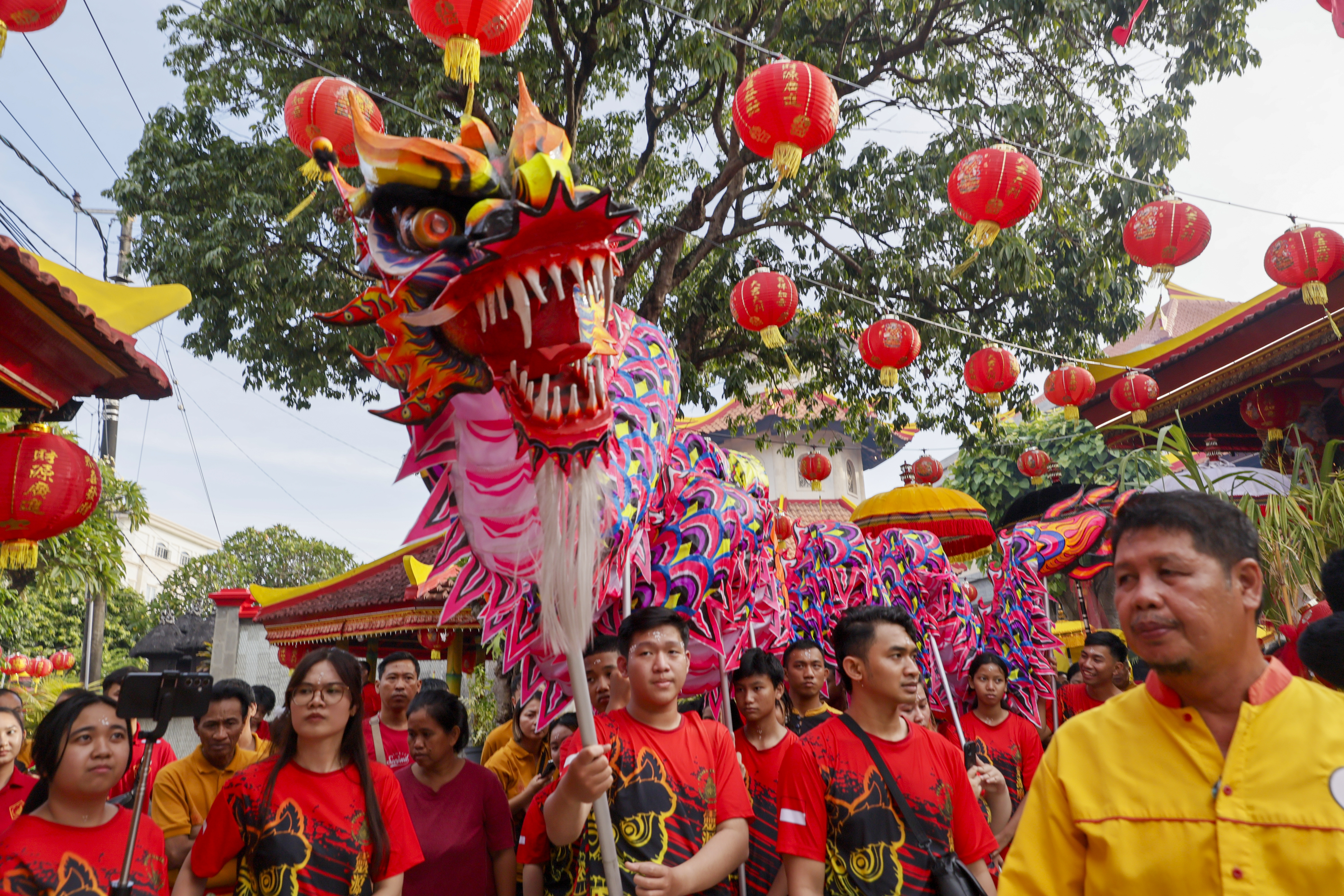 DENPASAR (Indonesia), 16/02/2026.- People take part in a Lunar New Year eve celebration in Kuta, Bali, Indonesia, 16 February 2026. The Chinese Lunar New Year, also known as the Spring Festival, falls on 17 February 2026, marking the beginning of the Year of the Fire Horse in the Chinese zodiac. EFE/EPA/MADE NAGI