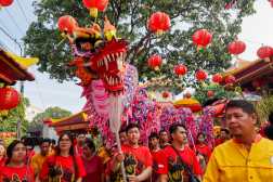 DENPASAR (Indonesia), 16/02/2026.- People take part in a Lunar New Year eve celebration in Kuta, Bali, Indonesia, 16 February 2026. The Chinese Lunar New Year, also known as the Spring Festival, falls on 17 February 2026, marking the beginning of the Year of the Fire Horse in the Chinese zodiac. EFE/EPA/MADE NAGI