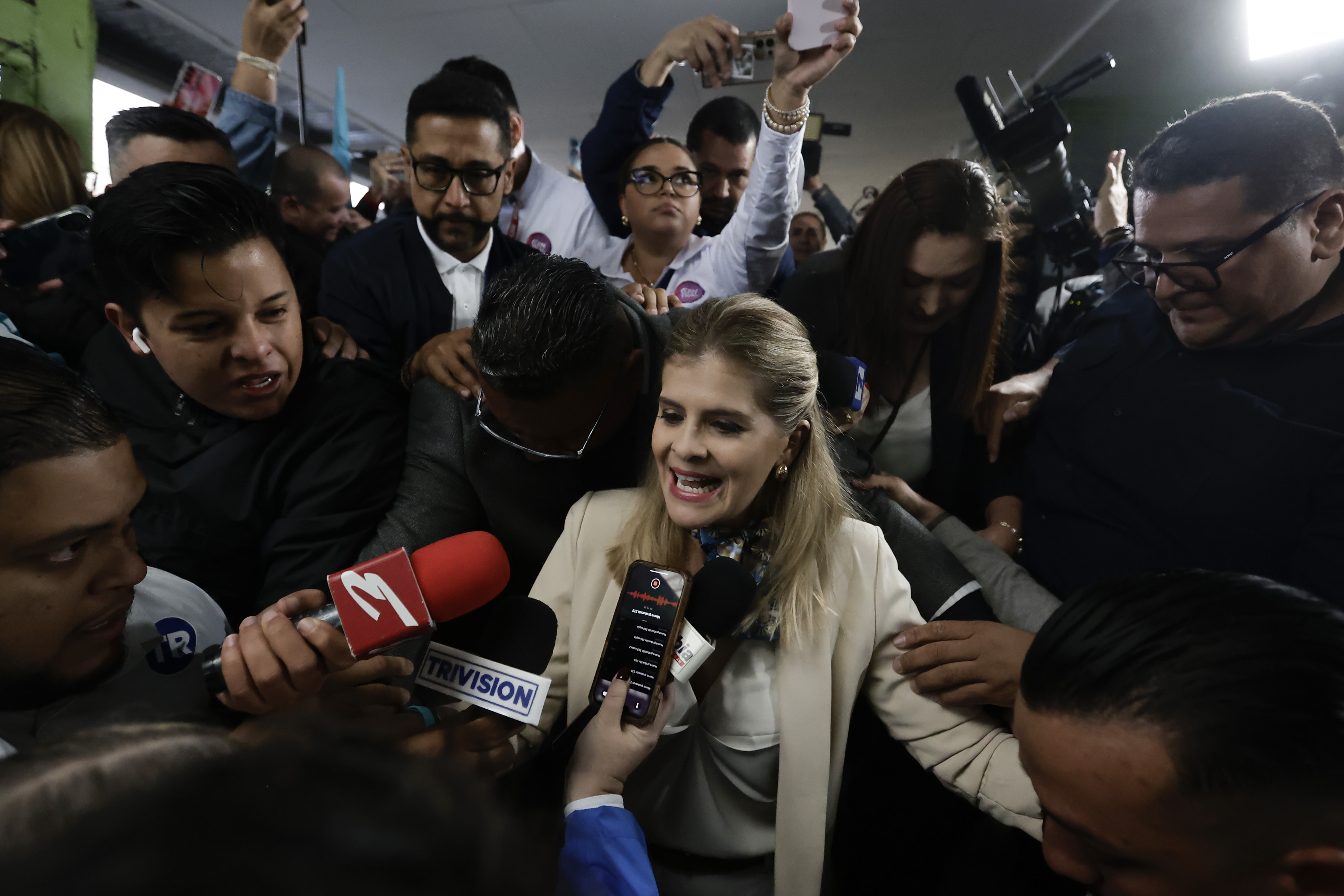 La presidenta electa de Costa Rica Laura Fernández habla con periodistas en un centro de votación. (Foto Prensa Libre: EFE)