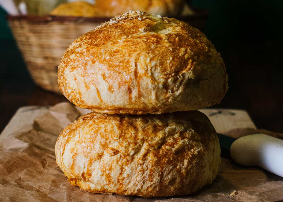 Artisanal Hamburger Bun Recipe Highlights Fermentation Techniques