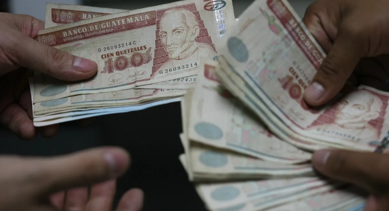 Dos hombres intentaron pedir un préstamo de Q70 mil con un DPI reportado extraviado y así se percató el banco