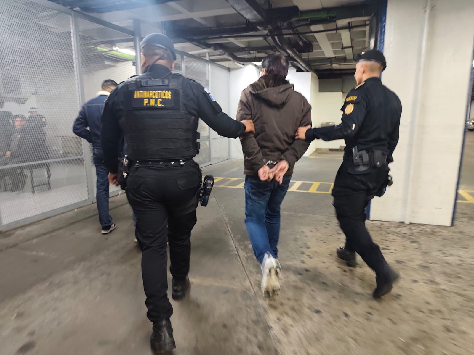 Antinarcóticos captura a dos personas con visas falsas en el Aeropuerto Internacional La Aurora