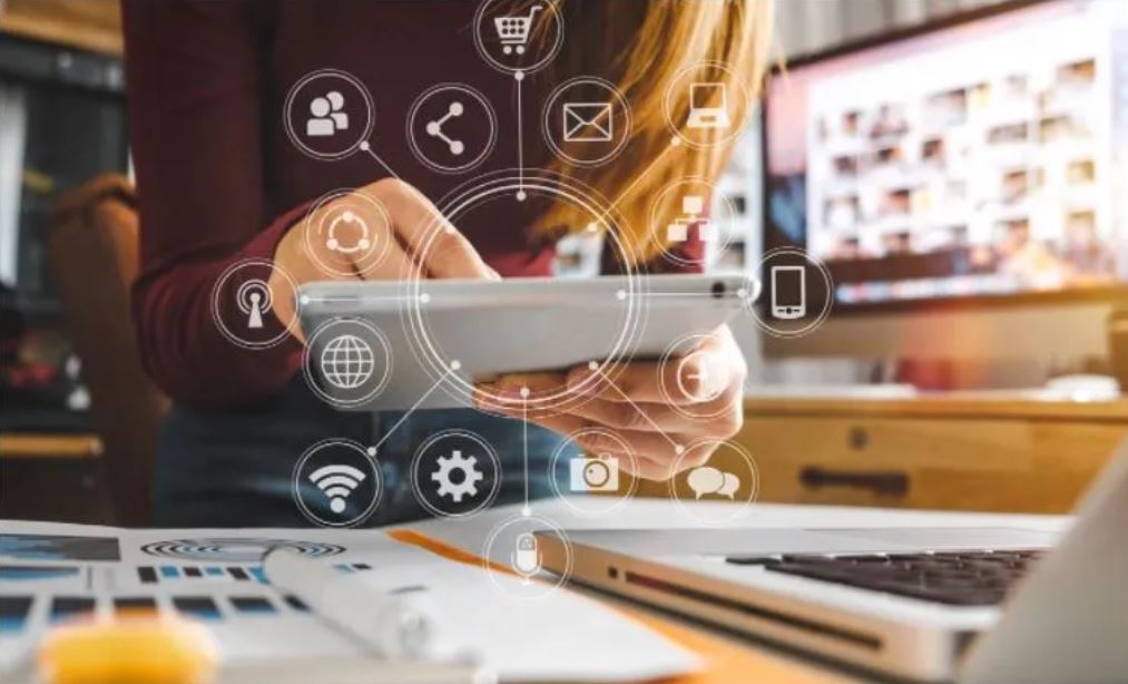 Persona buscando opciones en computadora trabajando