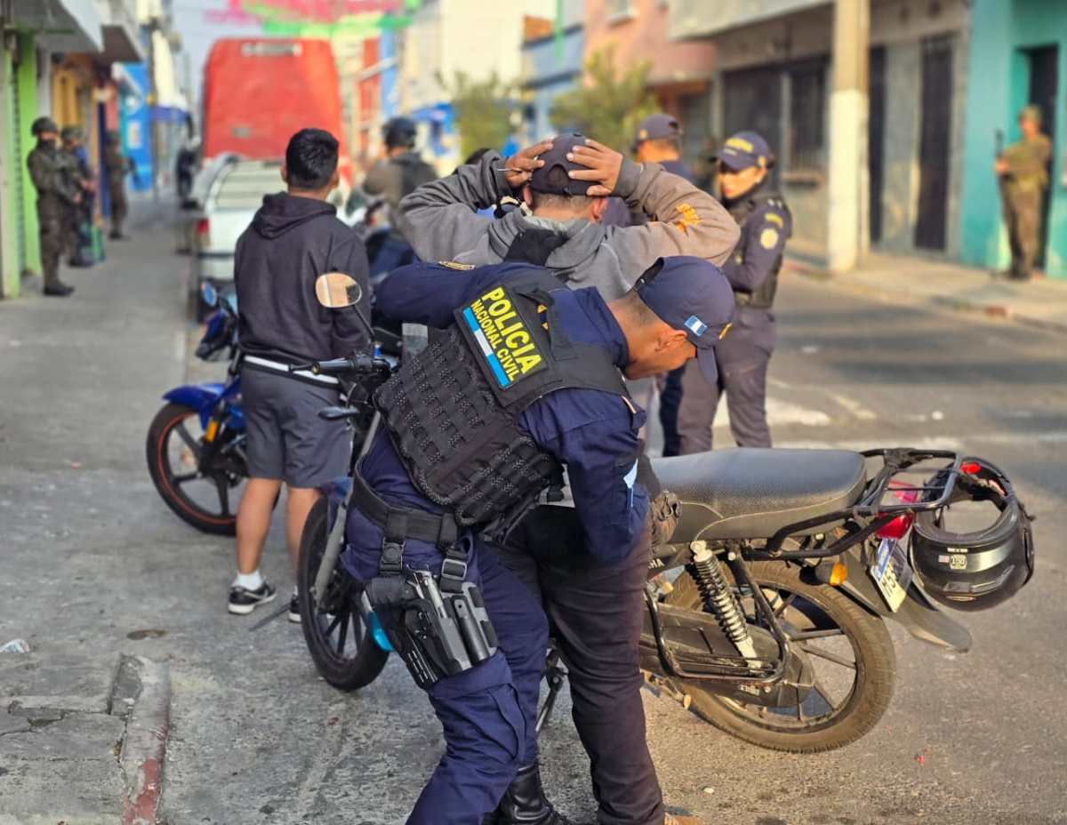 Agentes de la PNC realizan operativos de seguridad y revisan motoristas en la zona 3 de Guatemala.