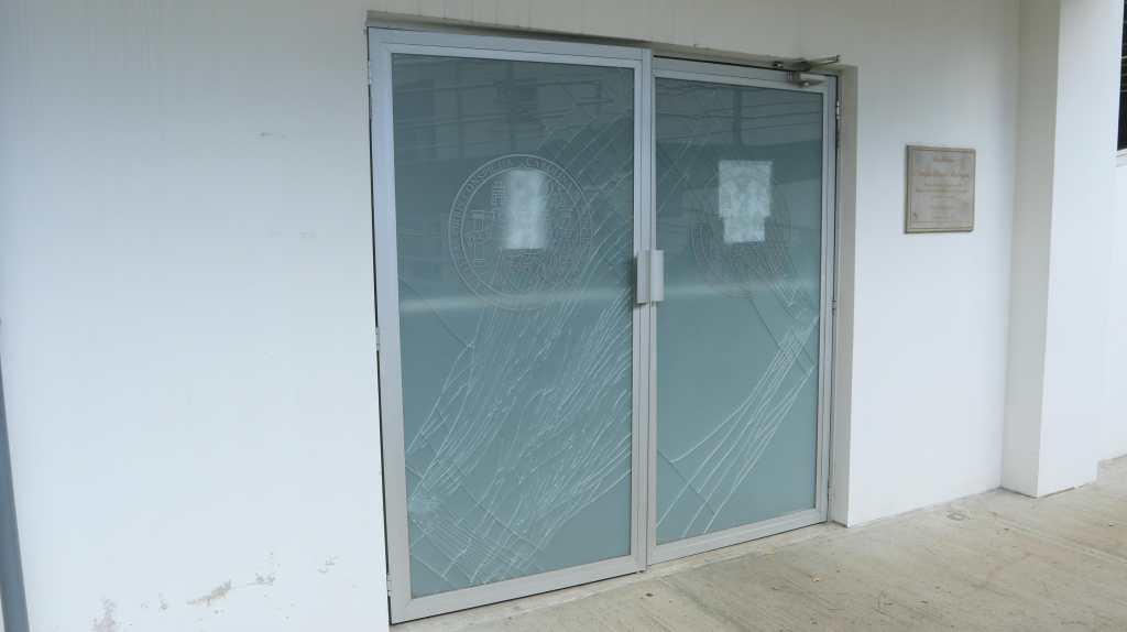 Puertas violentadas en la Facultad de Ciencias Químicas y Farmacia de la USAC, donde estudiantes denunciaron el robo de papeletas electorales.