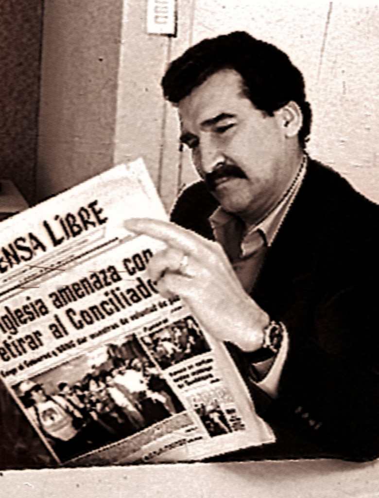 Ramiro de León Carpio, procurador de los Derechos Humanos, lee Prensa Libre tras conocerse el intento de autogolpe de Jorge Serrano Elías en 1993.