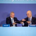 Ramiro Castillo Arévalo, presidente del Consejo de Administración del Banco Industrial, y Vittorio Di Bello, director de Instituciones Financieras para Europa, América Latina y el Caribe de la IFC, suscriben la alianza para estructurar un financiamiento de US$850 millones. (Foto Prensa Libre: Sergio Muñoz)