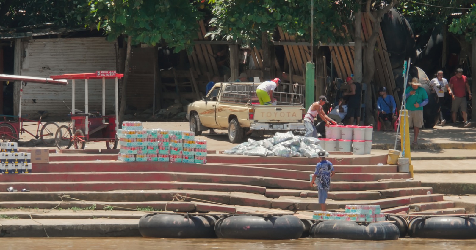 El ingreso de mercancías de contrabando al país, con destino al consumo durante la Semana Santa, comenzó a detectarse en los mercados, sobre todo en productos alimenticios y bebidas de la temporada. (Foto Prensa Libre: Cortesía)