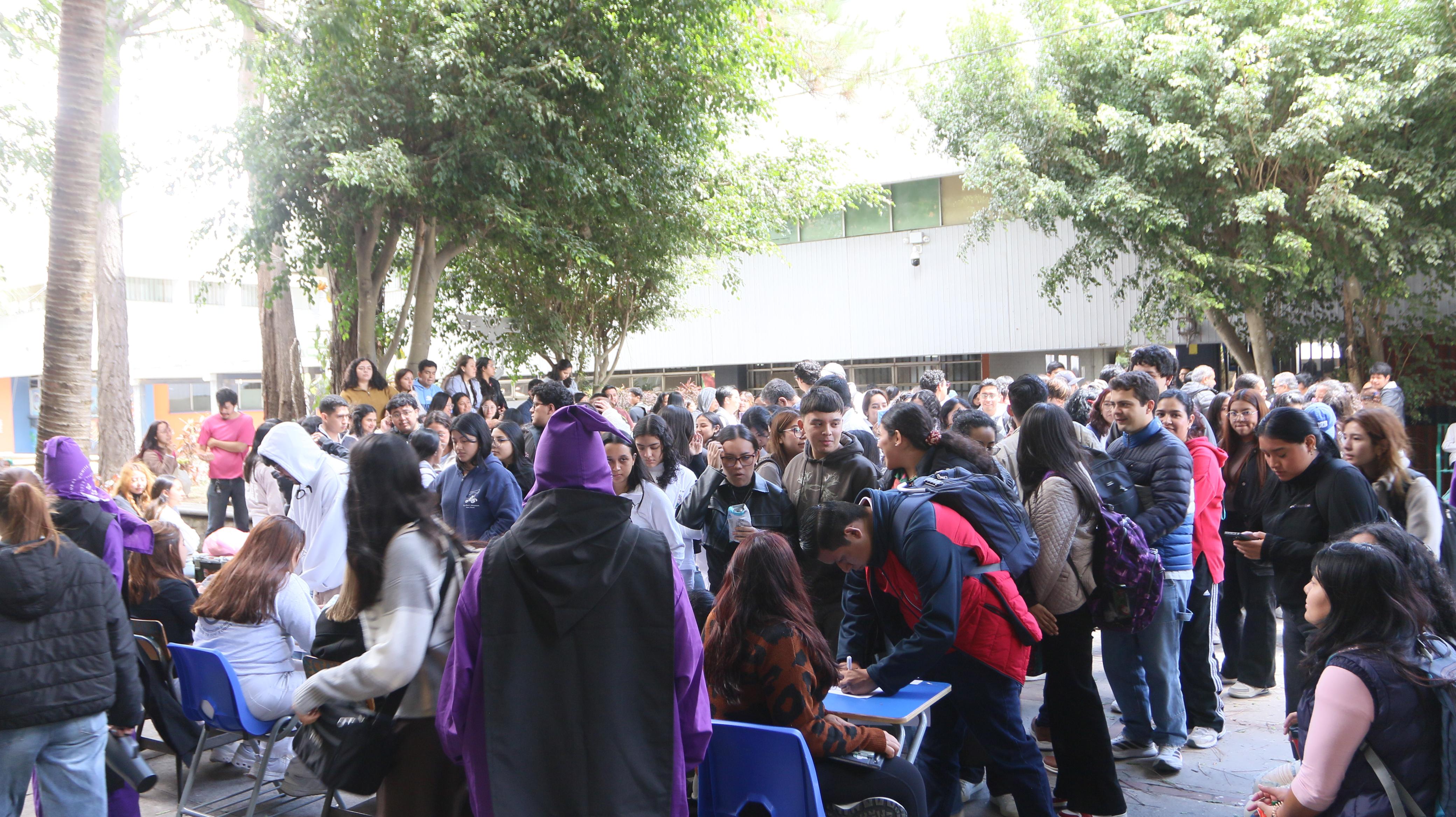 Estudiantes y docentes de la Facultad de Odontología de la Universidad de San Carlos de Guatemala permanecen agrupados ante la suspensión de las votaciones del cuerpo electoral por falta de quórum.