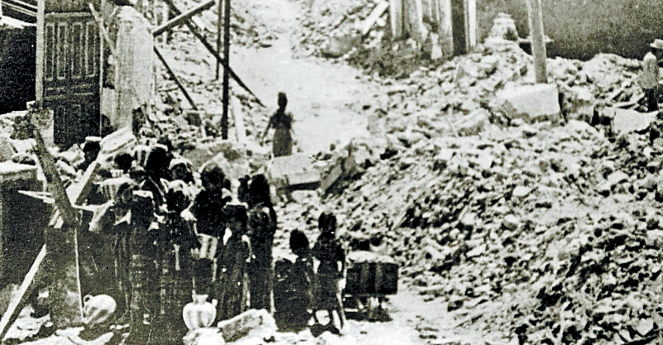 El terremoto de 1976 dejó 23 mil fallecidos y miles de casas destruidas. En la imagen, los estragos ocasionados por el movimiento telúrico. (Foto Prensa Libre: Hemeroteca PL)