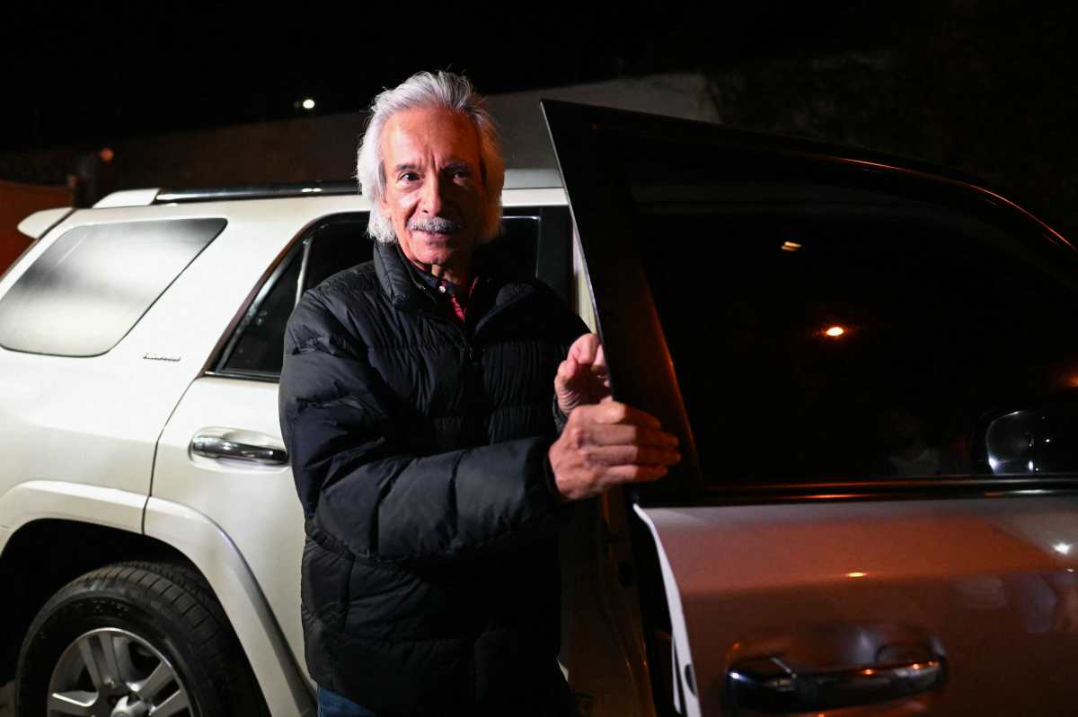 TOPSHOT - Guatemalan journalist and founder of the former newspaper 'El Periodico,' Jose Ruben Zamora, gets into a van as he leaves the 'Mariscal Zavala' military brigade to continue with house arrest at his home in Guatemala City on February 12, 2026. On February 12, a judge in Guatemala granted house arrest to journalist José Rubén Zamora, who has been imprisoned since 2022 on charges brought by the Public Prosecutor's Office and criticized by the international community. (Photo by JOHAN ORDONEZ / AFP)