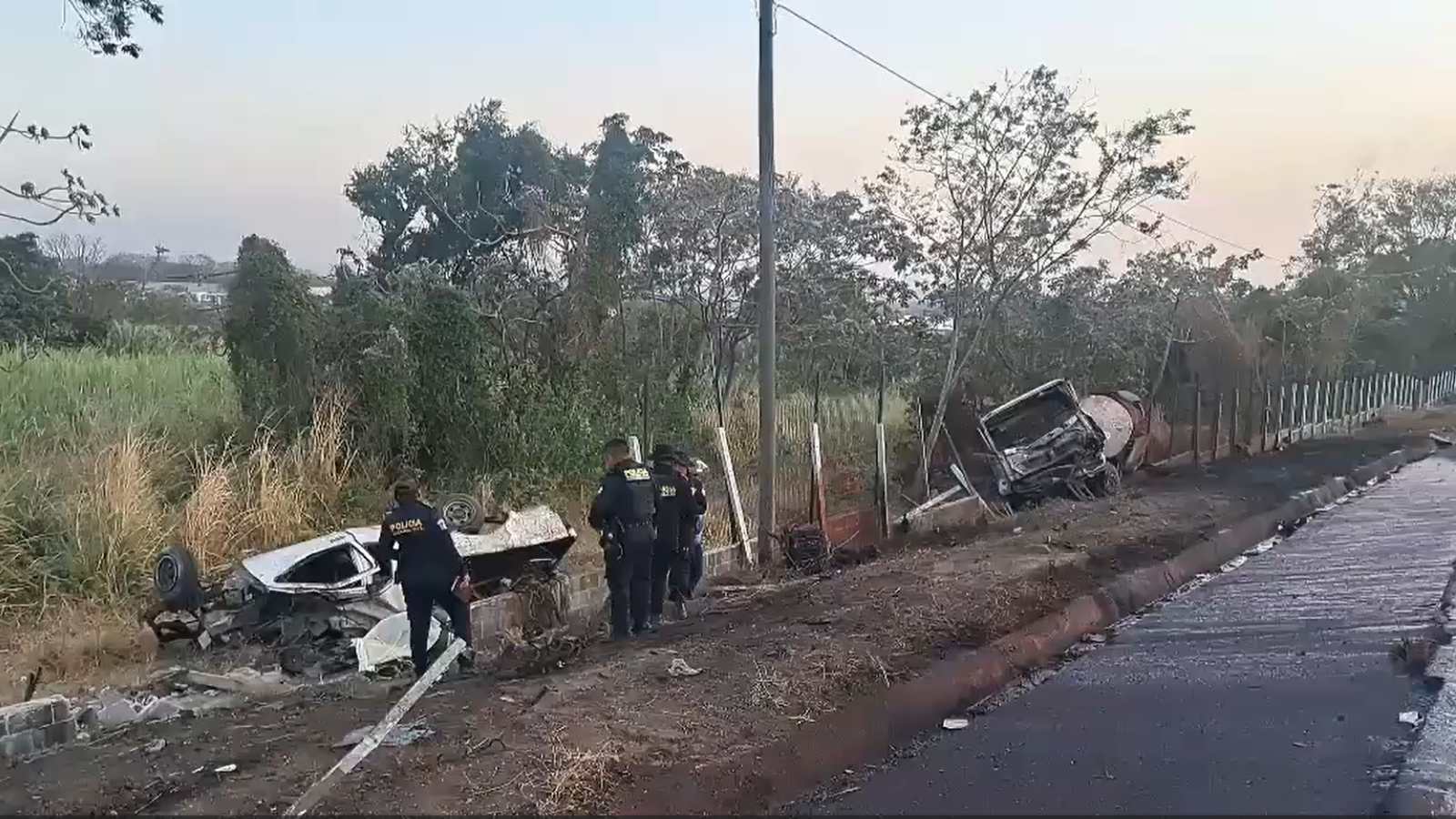 Tráiler sin frenos provoca choque múltiple y deja tres muertos en la ...