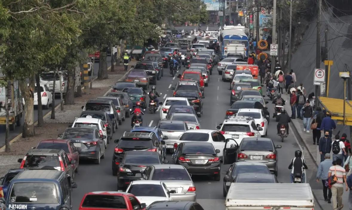 Tránsito 4 vehículos en circulación