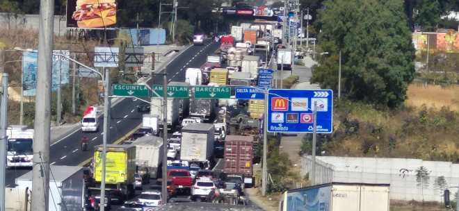 Los trabajos de Covial y un incidente en el km 32.5 generan tránsito complicado este viernes en la ruta al Pacífico, con paso alternado y filas desde el km 22. (Foto Prensa Libre: PMT de Villa Nueva).