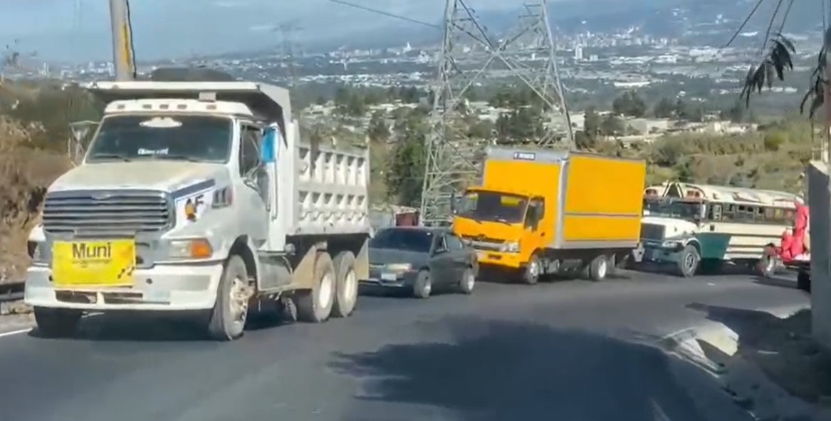 Camiones permanecen detenidos en la ruta de Bárcenas a Milpas Altas, debido a los trabajos viales que ejecuta Covial. (Foto Prensa Libre)