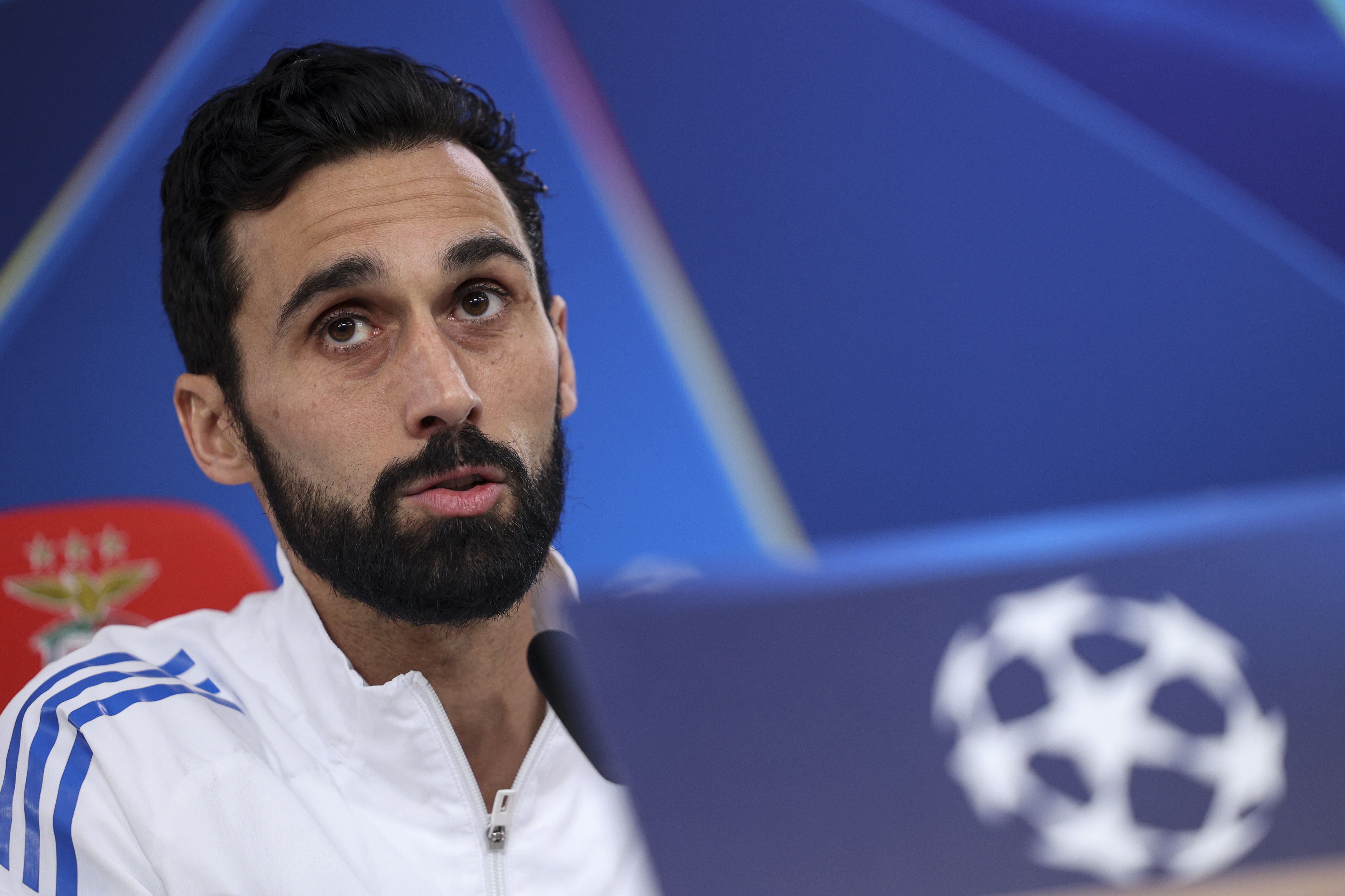 El entrenador del Real Madrid, Álvaro Arbeloa, asiste a una conferencia de prensa en el estadio de la Luz, en Lisboa