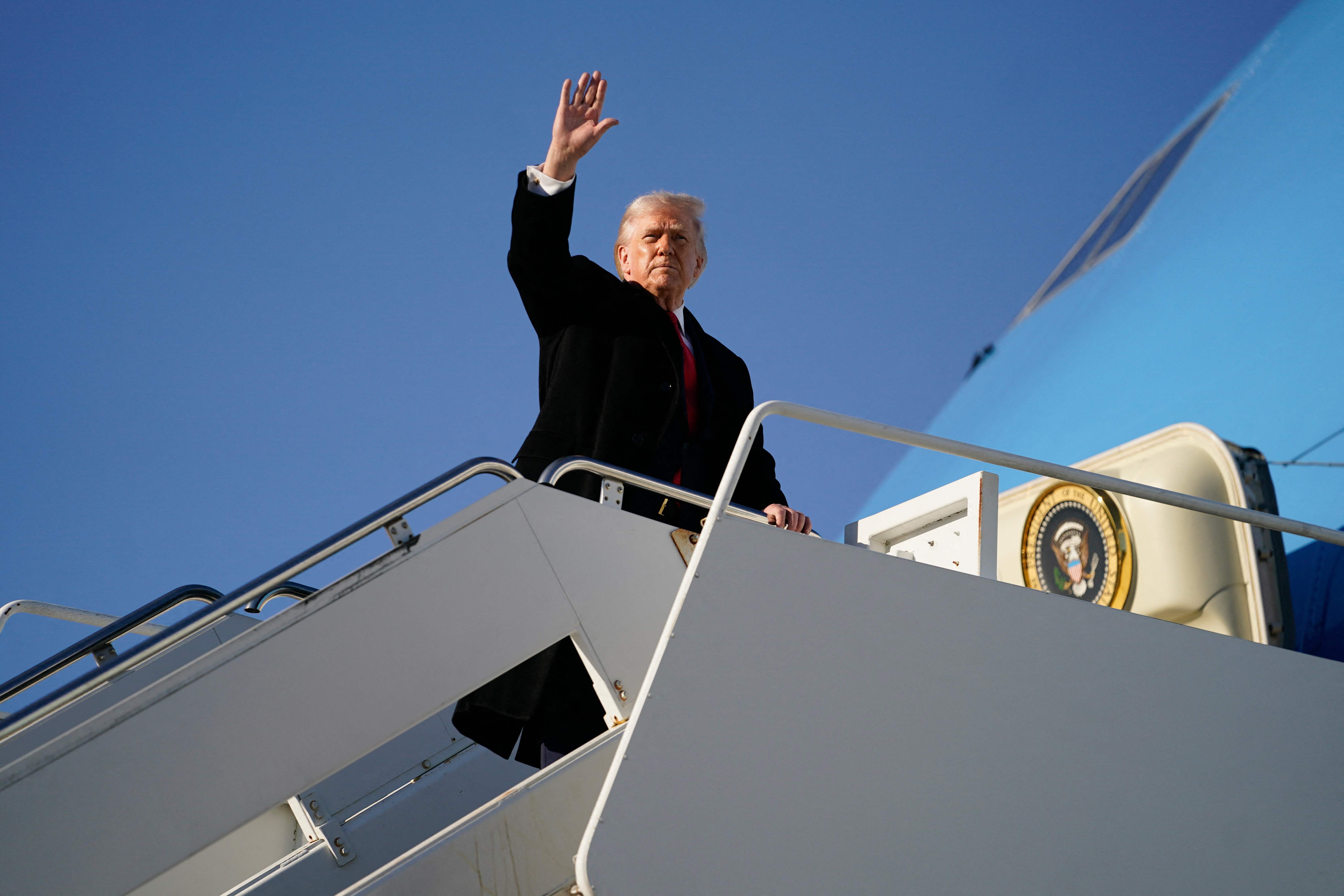 Donald Trump aborda el Air Force One el 13 de febrero del 2026 tras visitar Fort Bragg, en Carolina del Norte, donde honró a fuerzas especiales. (Foto Prensa Libre: AFP)