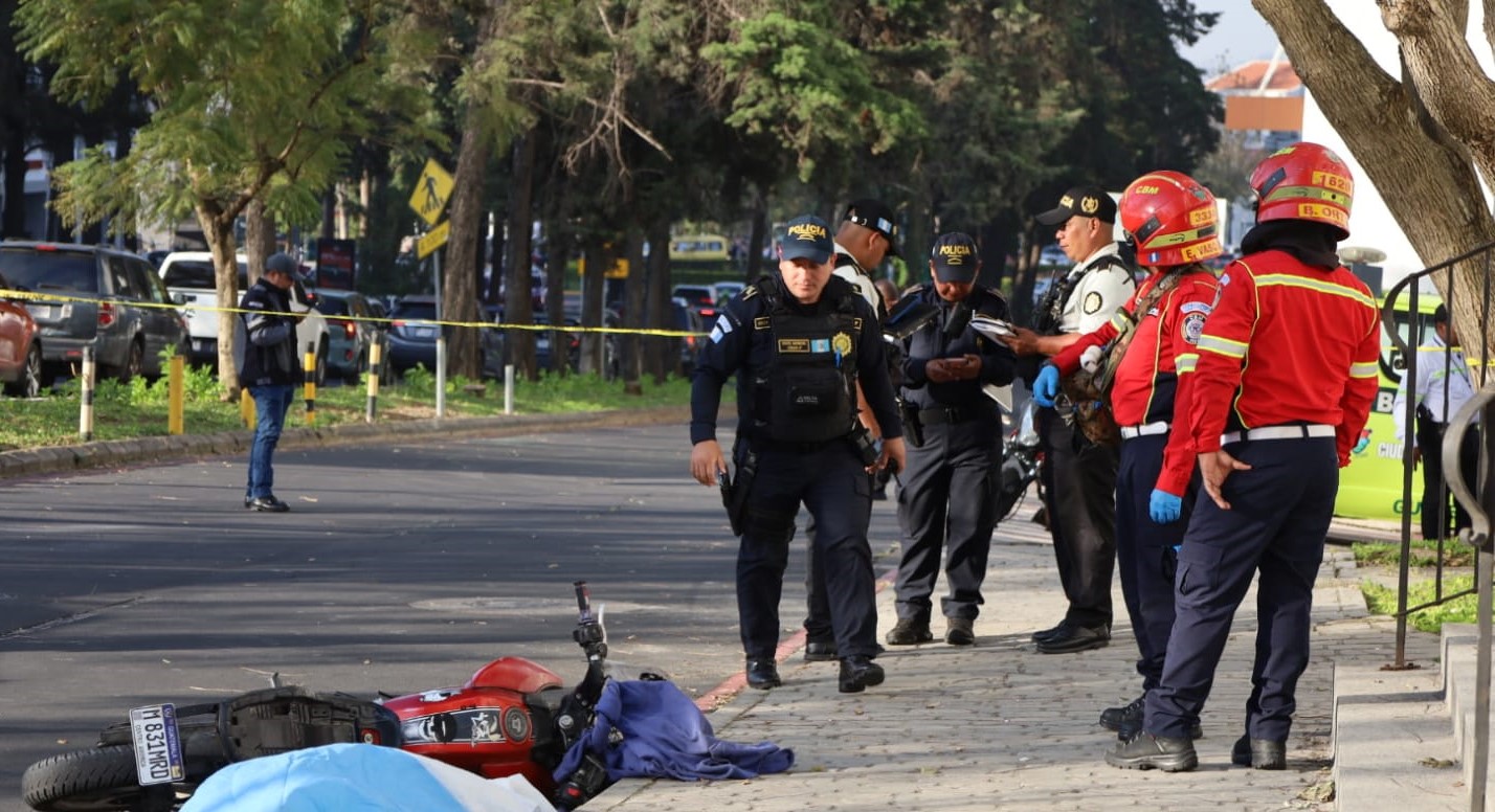 Motorista murió tras ser atacado a balazos en el bulevar Austriaco, zona 16; autoridades resguardan el área mientras se desarrollan las diligencias que afectan el tránsito. (Foto Prensa Libre: CBM)