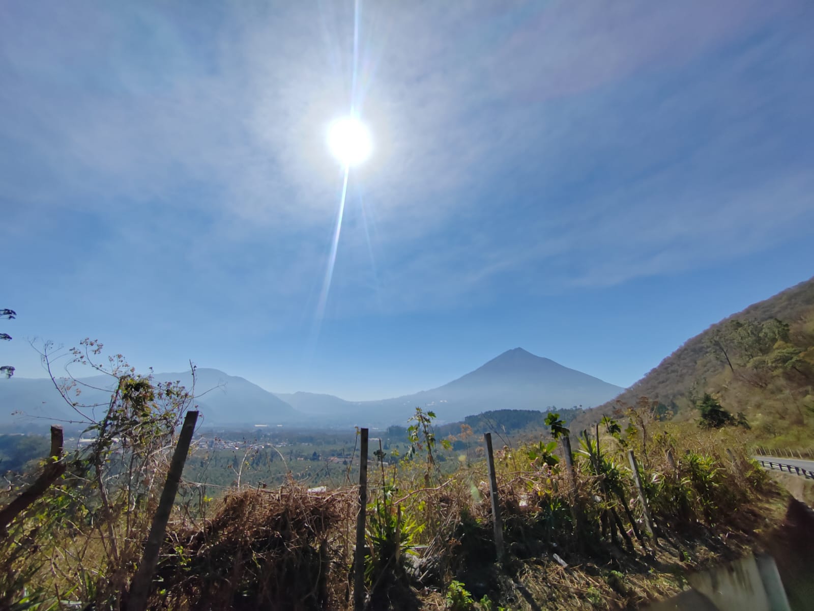 El cielo despejado y el sol intenso predominan en Sacatepéquez, con el volcán de Agua al fondo, en una jornada marcada por altas temperaturas. (Foto Prensa Libre: César Pérez Marroquín)