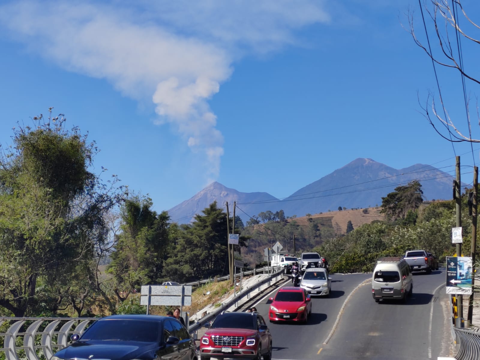 Una fumarola se eleva del volcán de Fuego y es visible desde Antigua Guatemala, tras el incremento en la actividad explosiva reportado por el Insivumeh. (Foto Prensa Libre: César Pérez Marroquín)