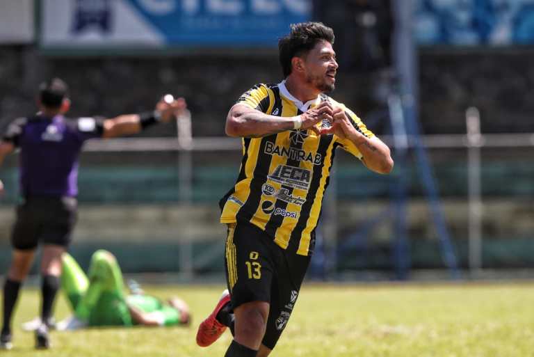 Aurora consigue su primera victoria del torneo y respira al vencer 1-