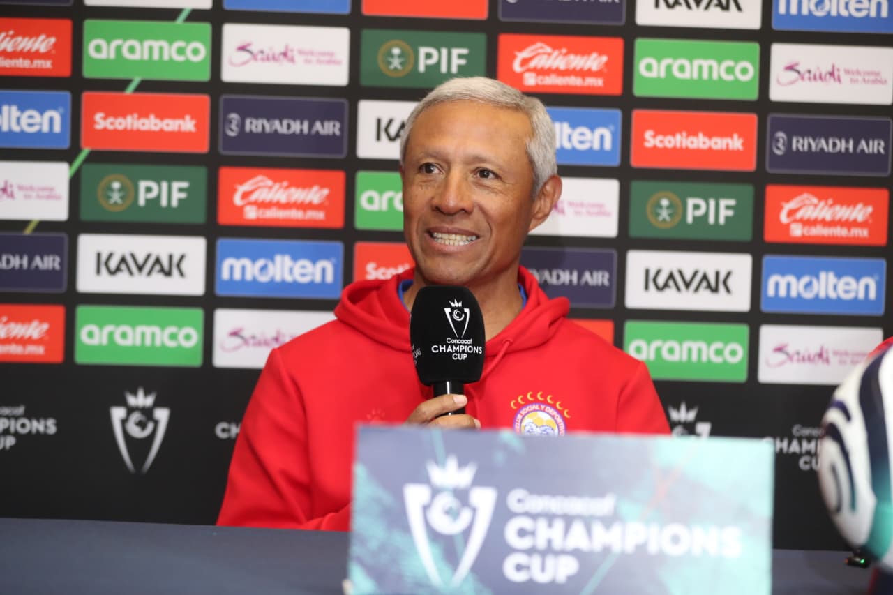 Roberto Hernández, técnico de Xelajú MC. (Foto Prensa Libre: Douglas Suruy).