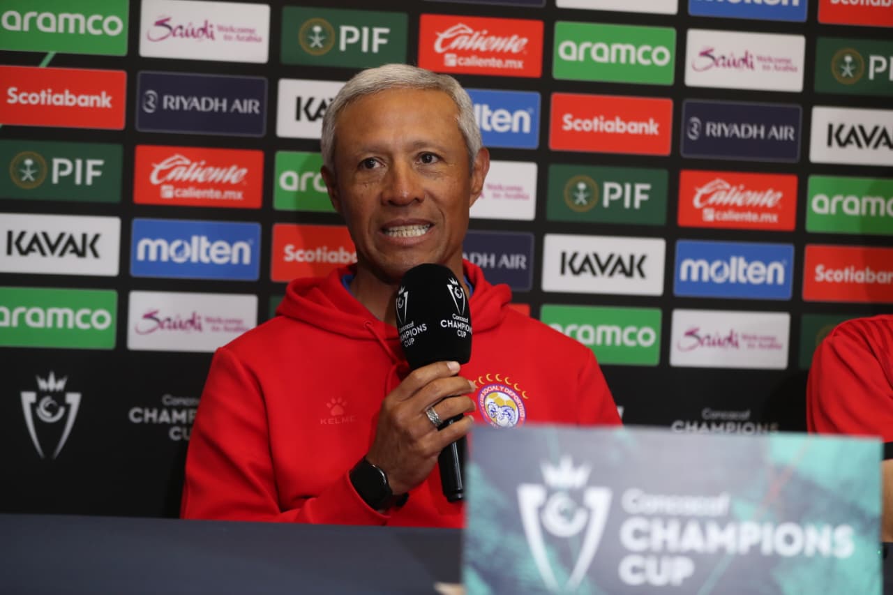 Roberto Hernández, técnico del Xelajú MC. (Foto Prensa Libre: Douglas Suruy).