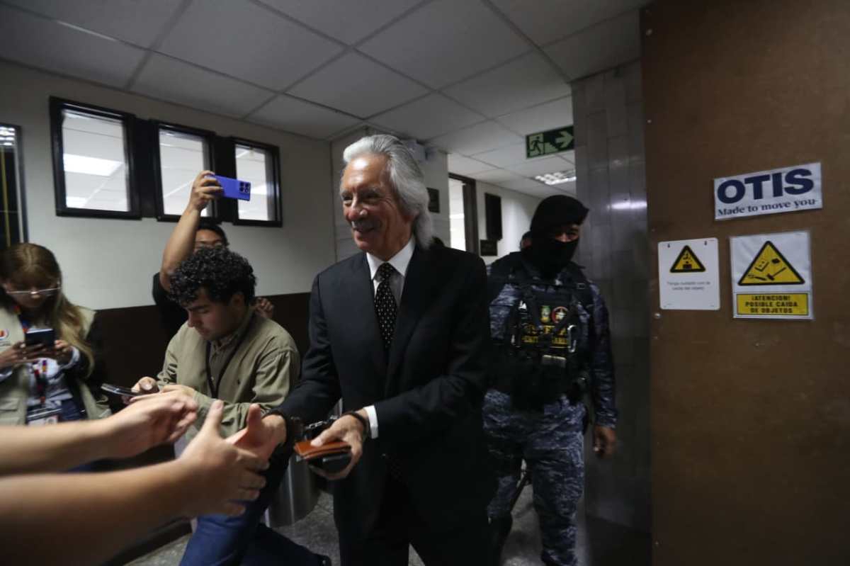 Jose Rubén Zamora Marroquín sale de la audiencia en el Juzgado Segundo Penal, a cargo del juez Maximino Morales, tras recibir arresto domiciliario por orden judicial. (Foto Prensa Libre: Érick Ávila)