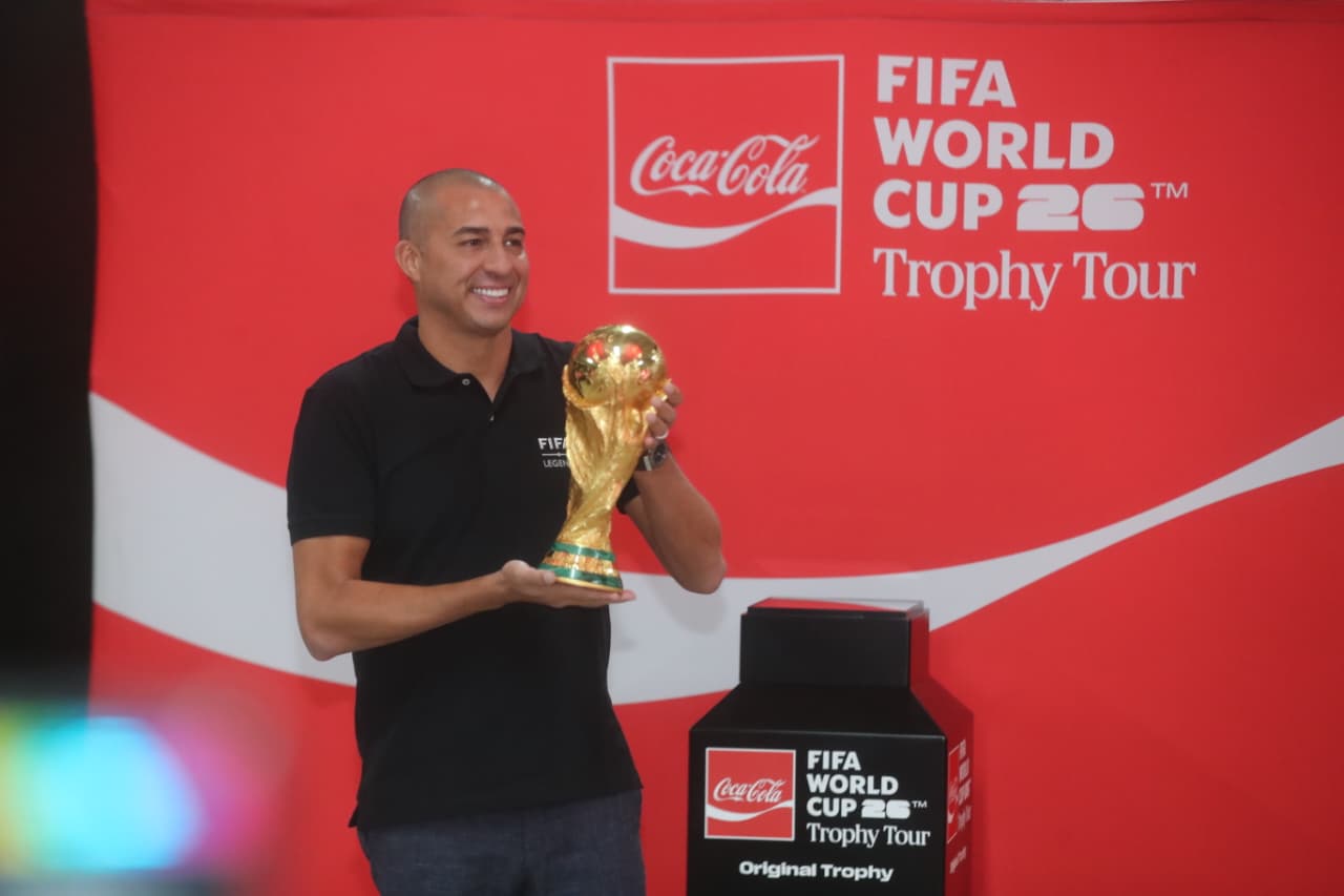 David Trezeguet presente el trofeo de la Copa del Mundo. (Foto Prensa Libre: Juan Diego González).