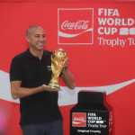 David Trezeguet presente el trofeo de la Copa del Mundo. (Foto Prensa Libre: Juan Diego González).