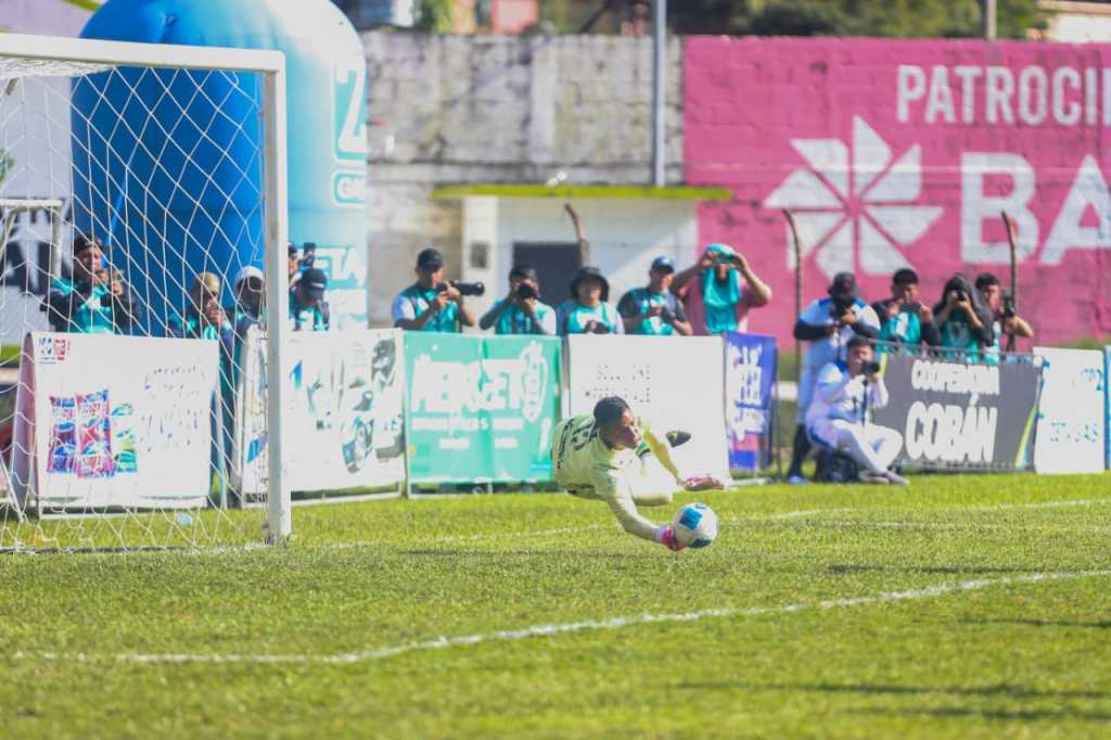 Kenderson Navarro tuvo grandes atajadas en el encuentro. (Foto Prensa Libre: Douglas Suruy).