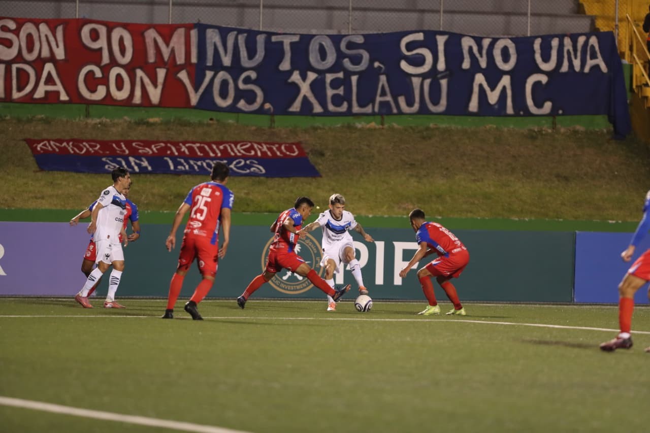 Superchivos y Rayados no se sacaron ventaja en el encuentro de ida de la primera ronda de la Copa de Campeones de Concacaf. (Foto Prensa Libre: Douglas Suruy).