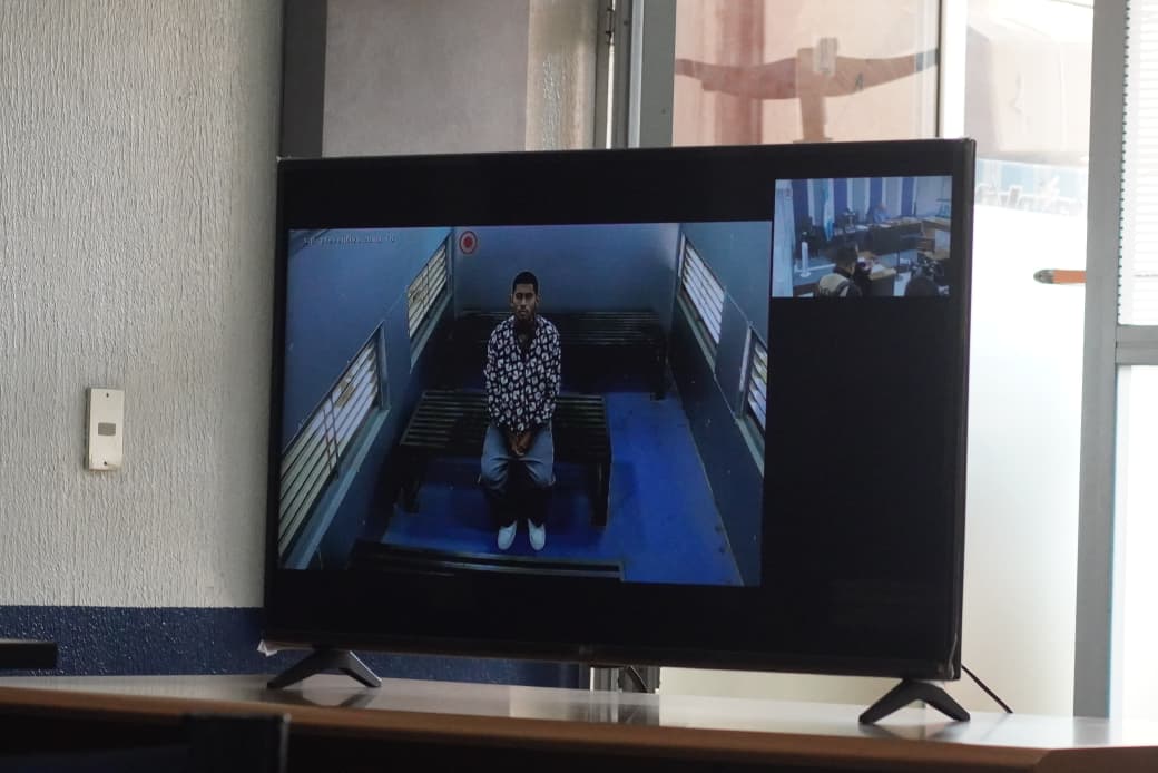 Kevin Giovani Castellanos Rosales participa por videoconferencia en la audiencia en la que es ligado a proceso por asesinato y otros delitos, tras el ataque a dos agentes de la PNC en la zona 18. (Foto Prensa Libre: Javier González)