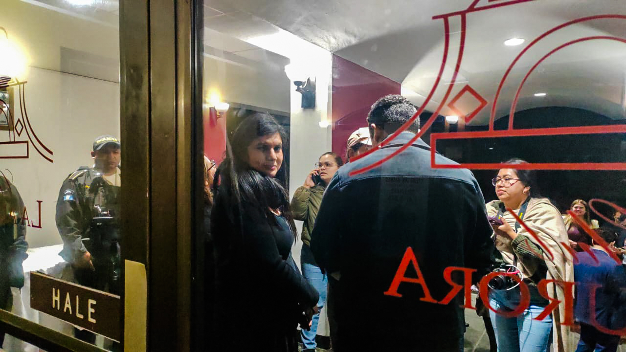 Los diputados oficialistas Samuel Pérez y Andrea María Reyes llegan a las instalaciones del centro de votación del Club La Aurora en la zona 13 pero no se les autorizó su ingreso. (Foto Prensa Libre: Paula Carranza)