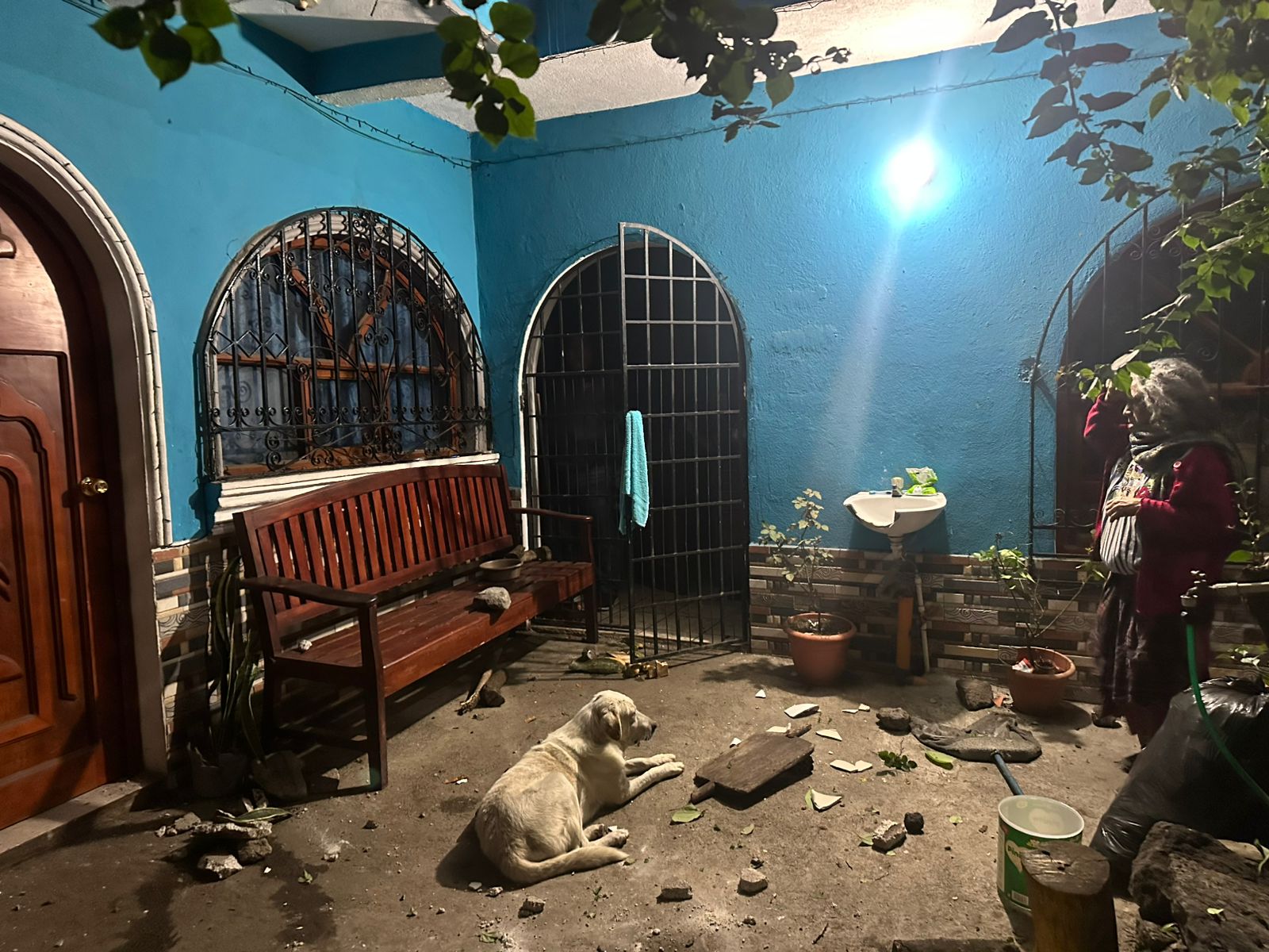 El alcalde de Santiago Atitlán, Francisco Coché Pablo, denuncia que manifestantes ingresaron a su vivienda, causaron destrozos y agredieron a su familia. (Foto Prensa Libre: Cortesía)