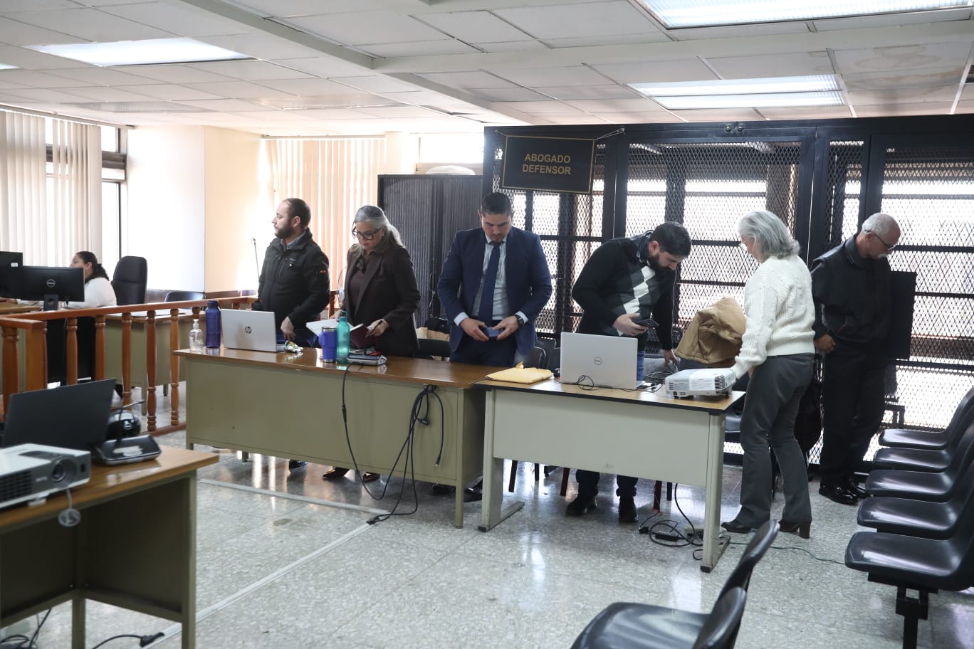 Durante la audiencia, el tribunal reprodujo la reconstrucción de hechos por la muerte de Hansel Szarata, con la participación del exviceministro Carlos García Rubio. (Foto Prensa Libre; Érick Ávila)