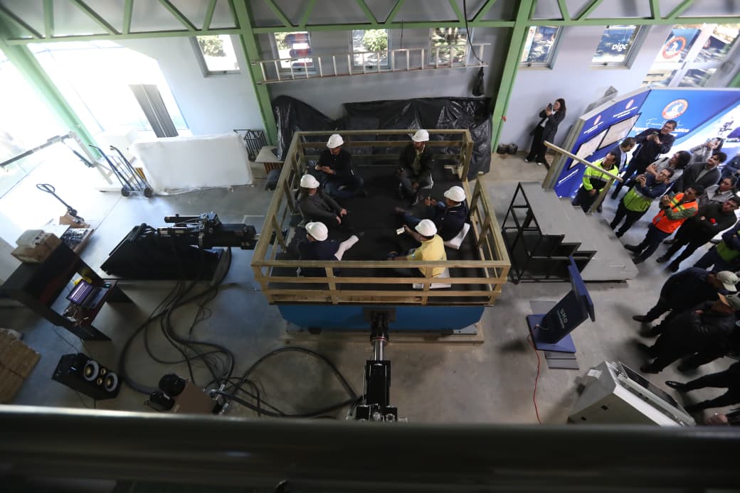 Estudiantes de la Universidad Mariano Gálvez experimentan el movimiento de una mesa vibradora que simula el terremoto del 1976, como parte de una actividad de sensibilización sísmica. (Foto Prensa Libre: Érick Ávila)